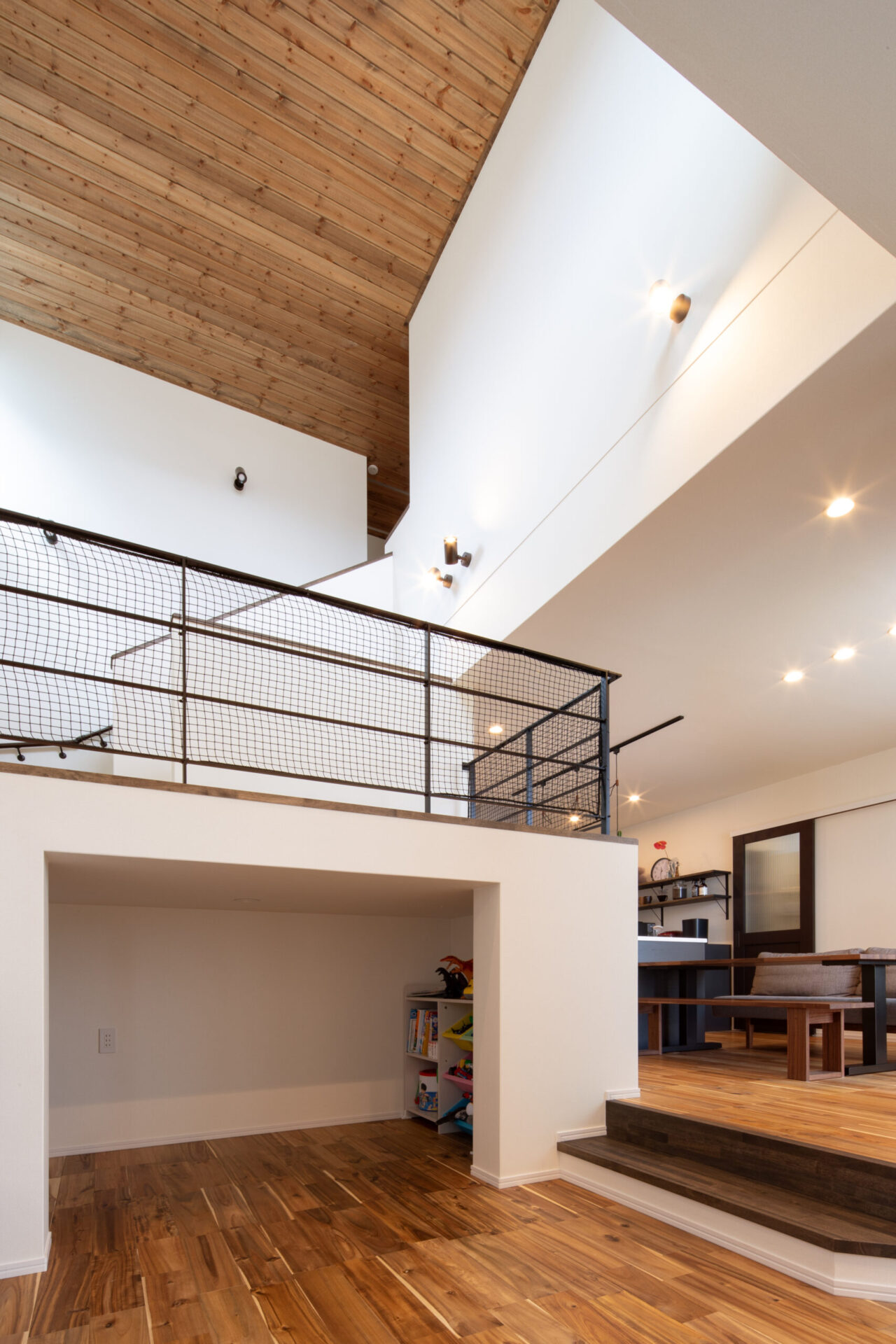 スキップフロアで縦の空間を活用した家