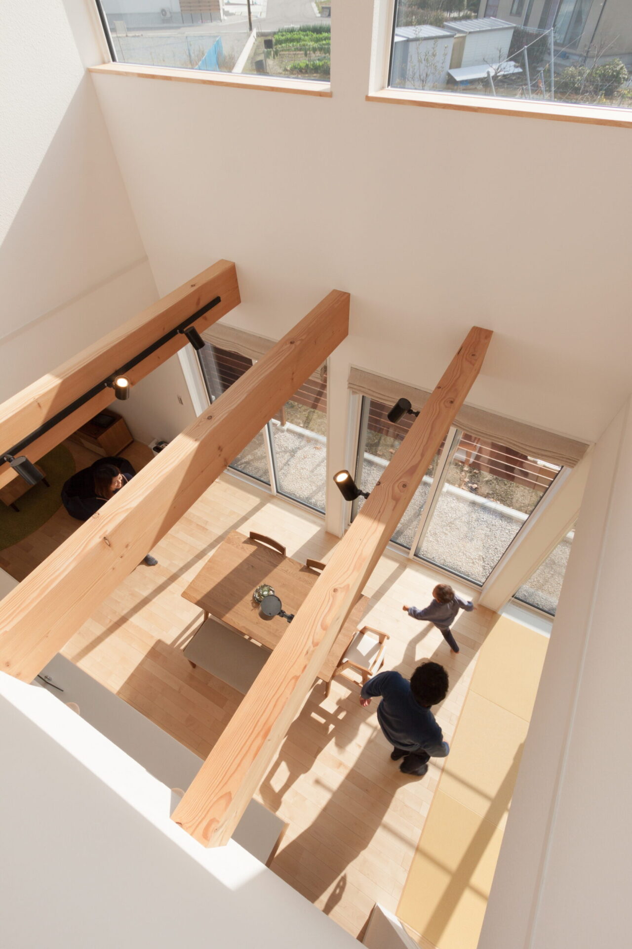 吹き抜けから風と光が通る、明るくのびのびと暮らせる家