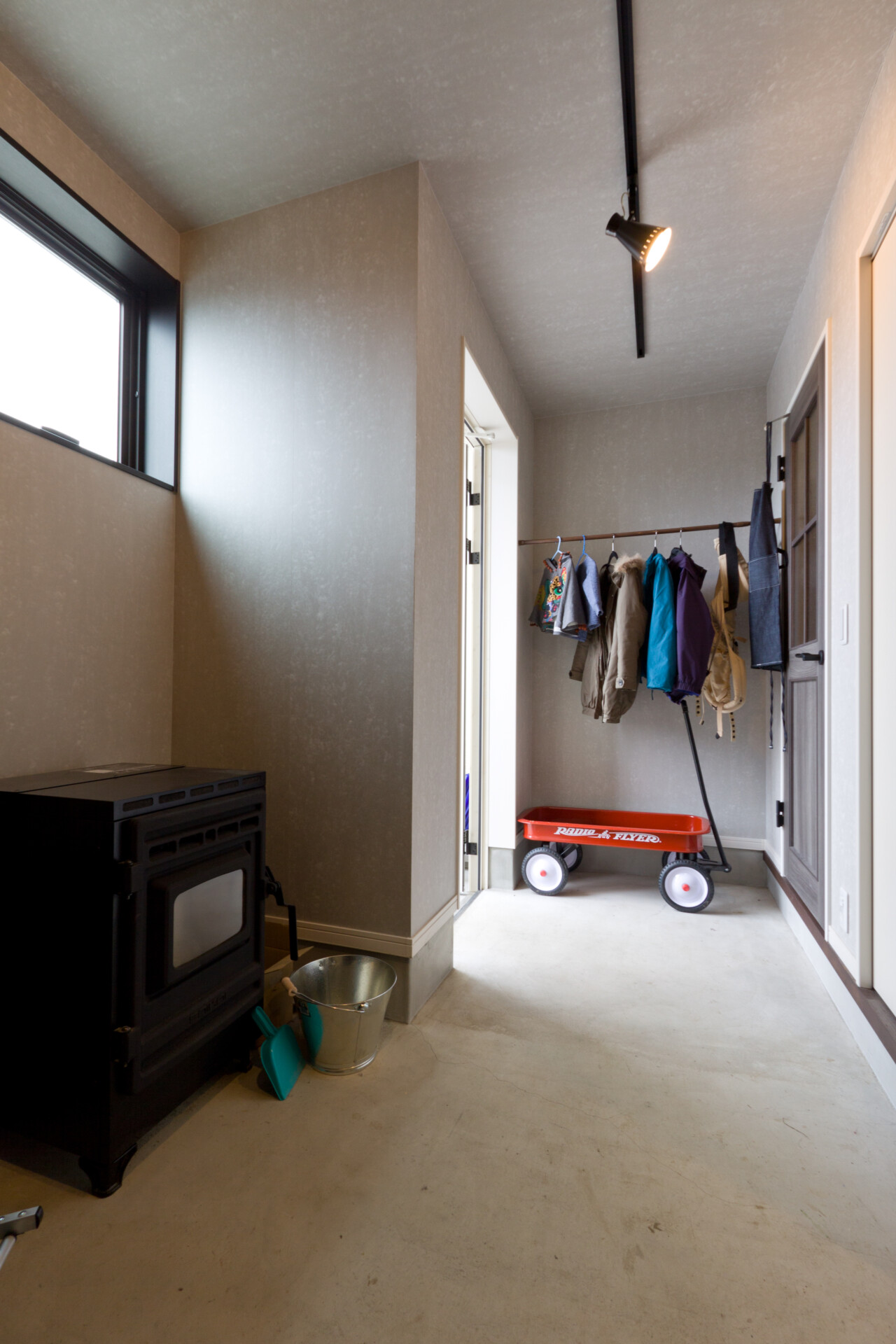 土間とペレットストーブのある家