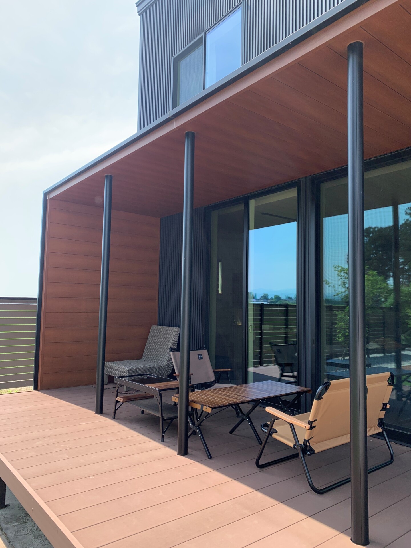 ゆったりとした時間を過ごす大きなウッドデッキがある家