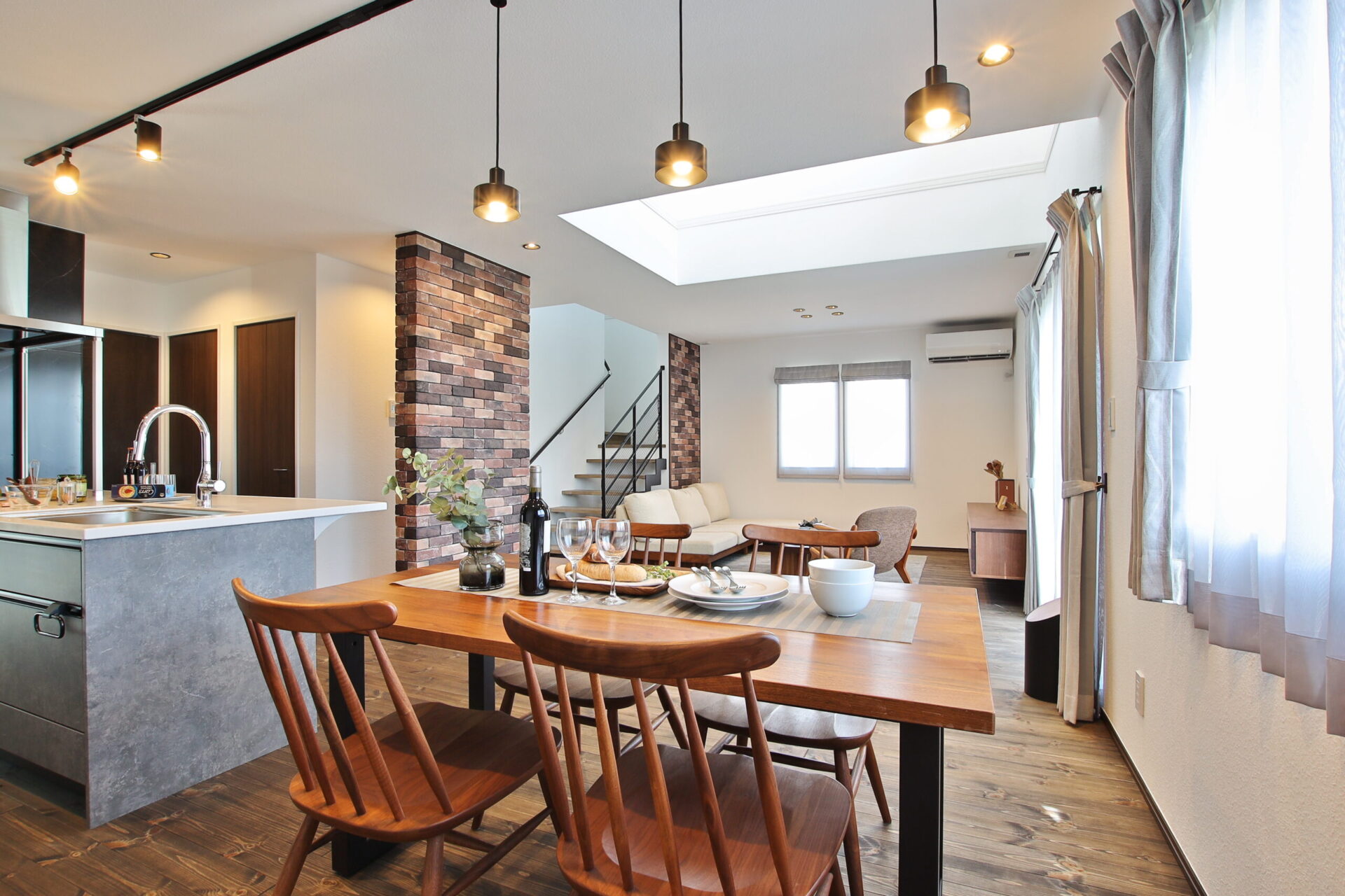 和風な外観×ブルックリンスタイルの内観が素敵な家