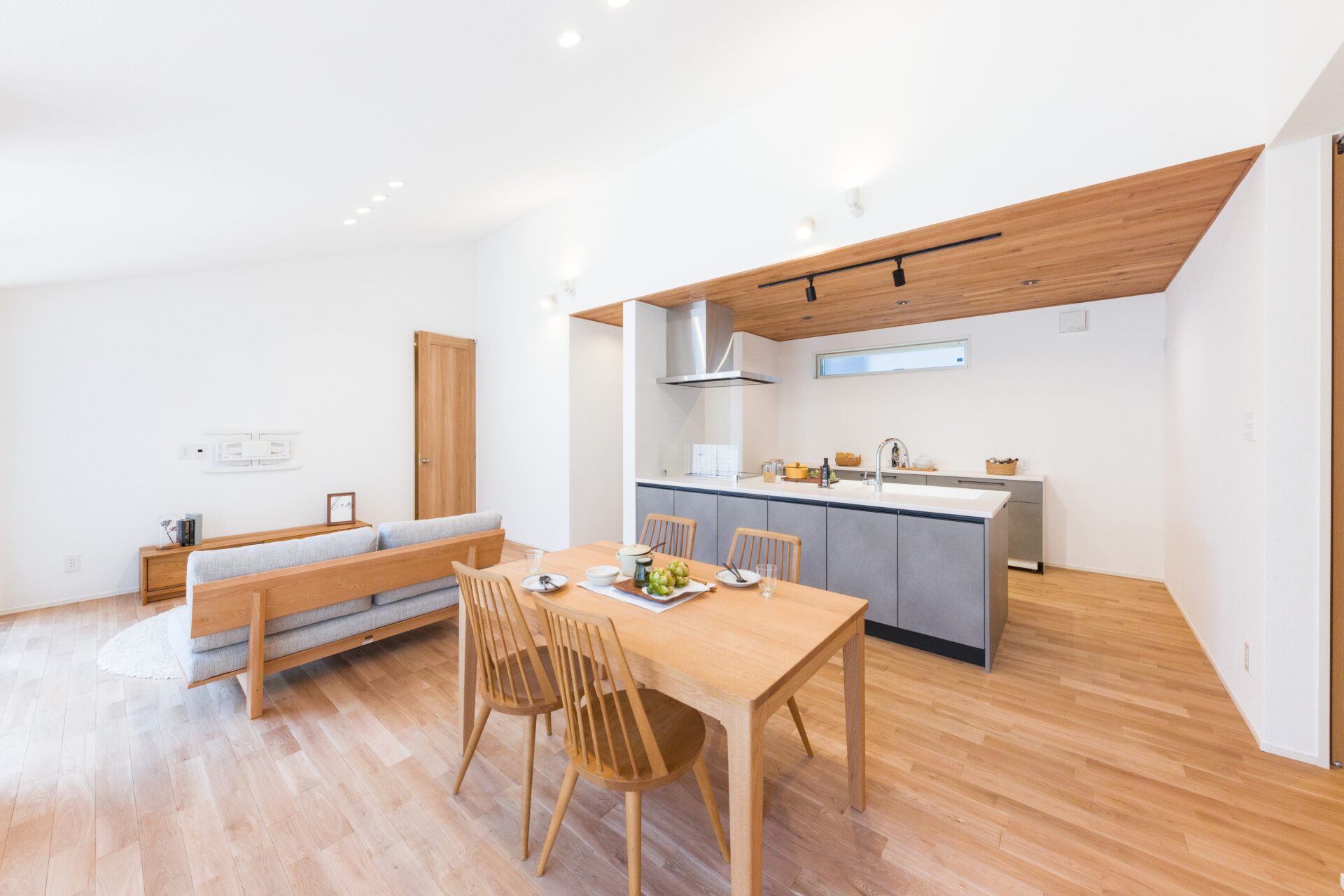 勾配天井とアイランドキッチンのある平屋の家