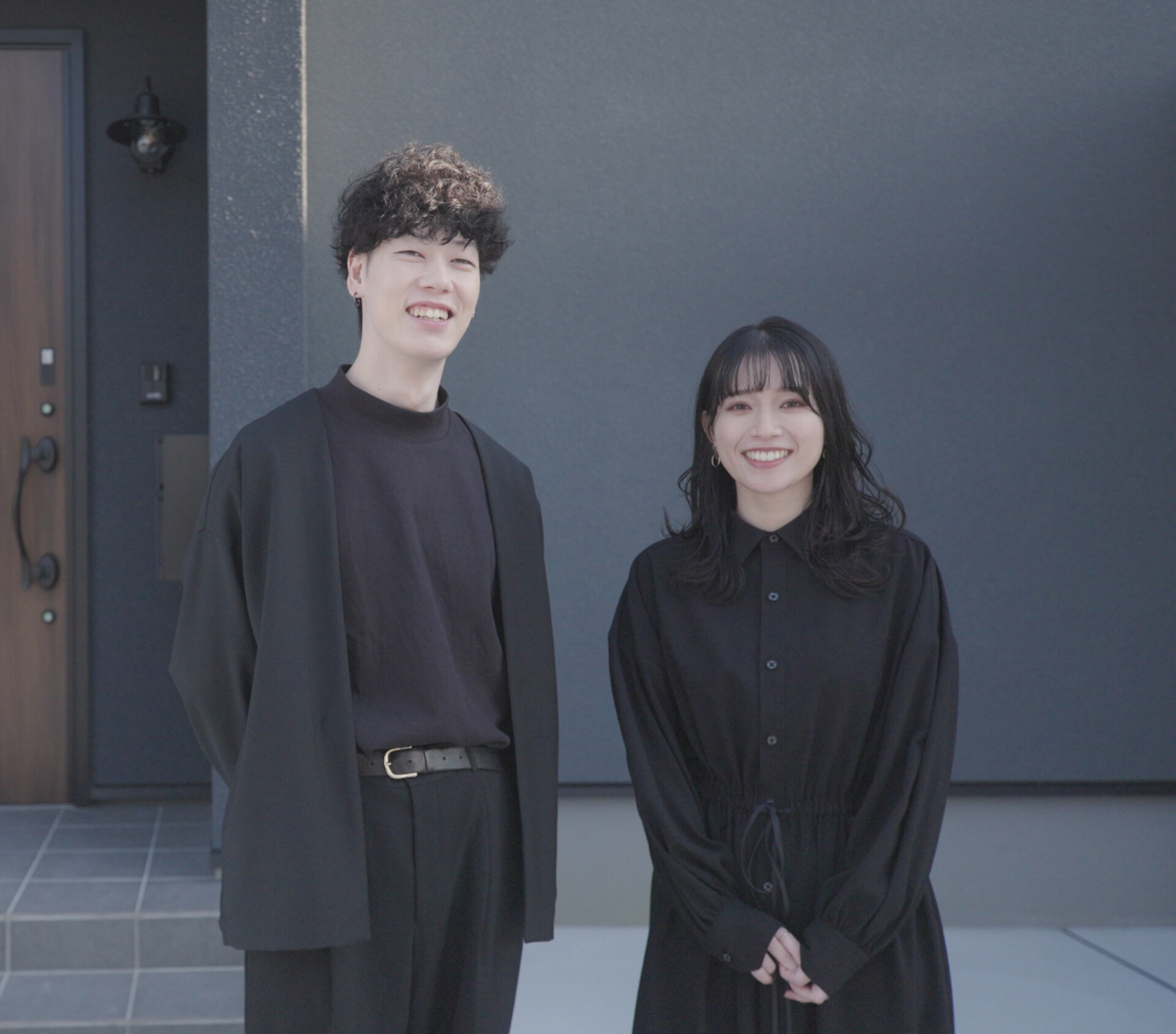 「黒」をポイントに取り入れたアーティスティックなモダンの家