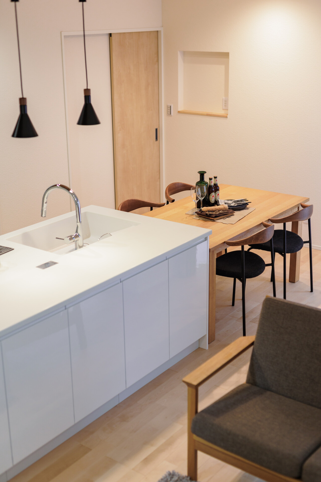 真っ白なセンターキッチンのある家