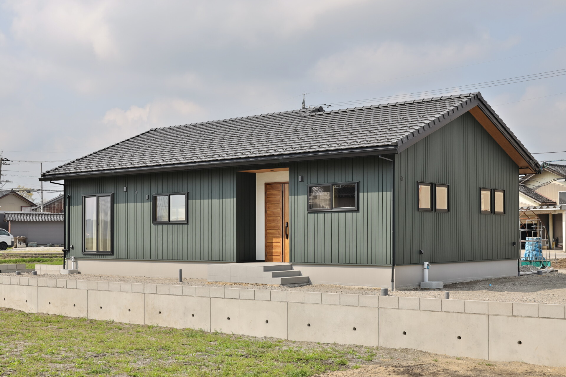 ファミクロや小屋裏収納などを採用した、収納豊富な子育て世代の平屋の家