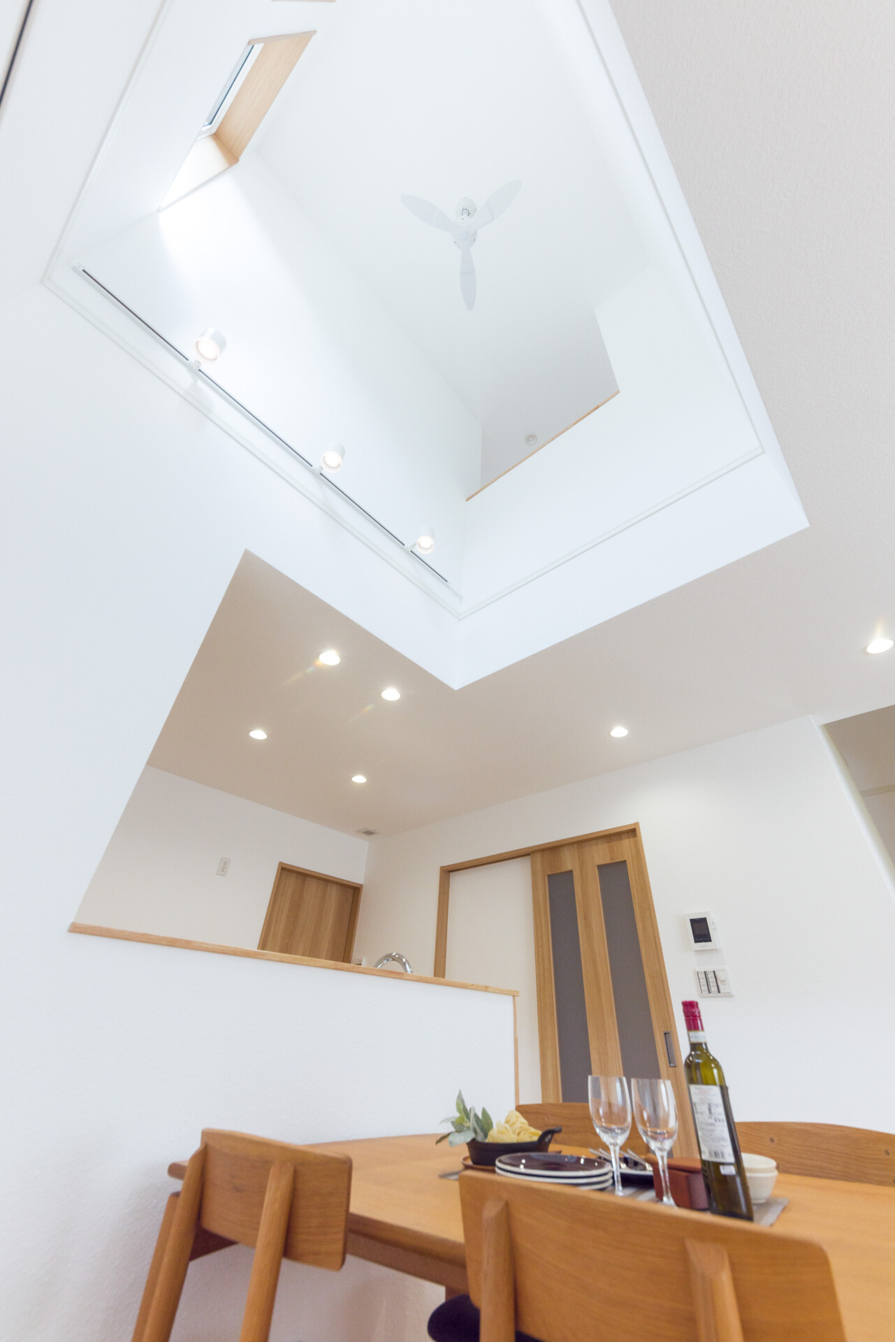 バルコニーのある、繋がりを大切にした多層の家