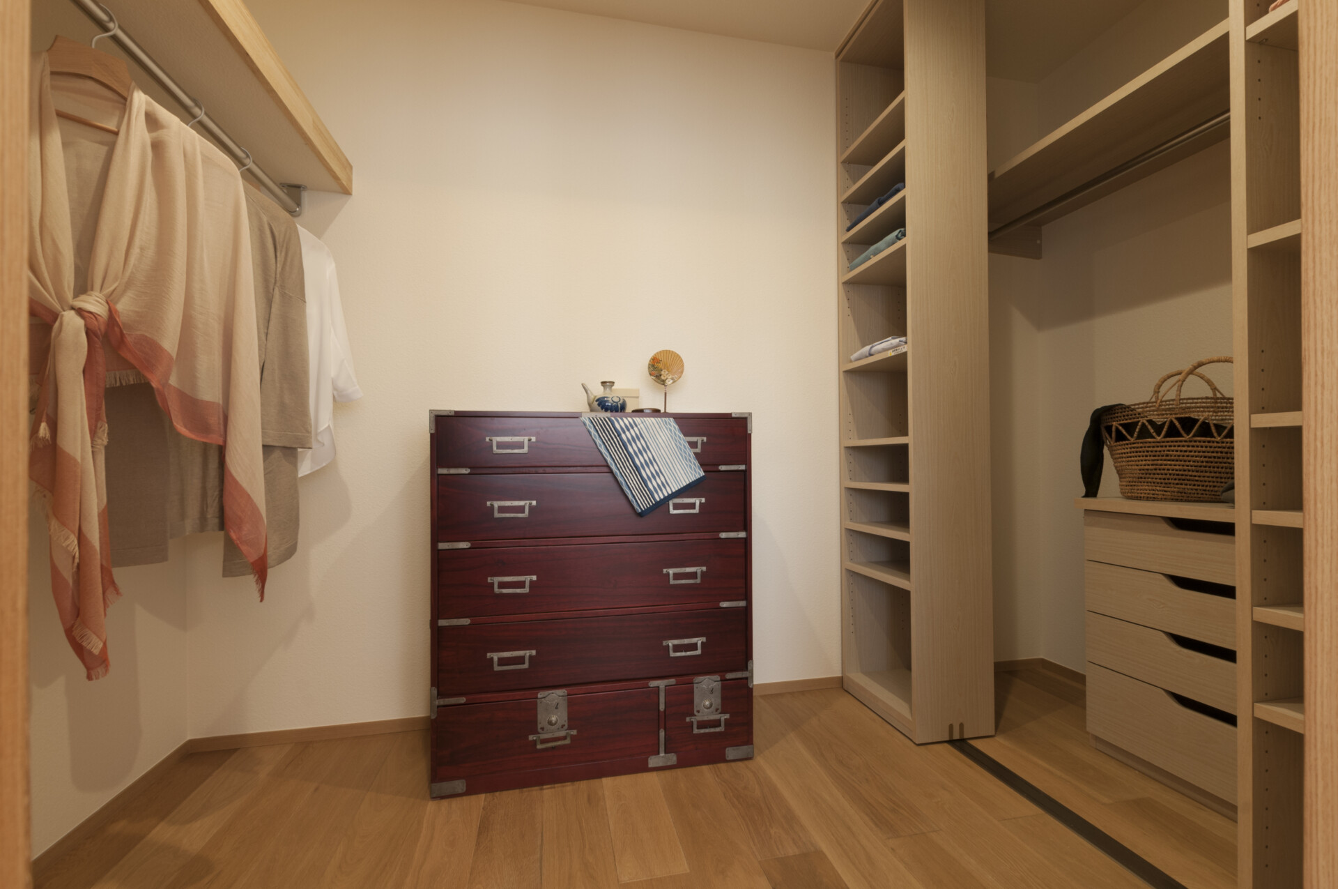 衣類以外の大型荷物も収納可能でお家がすっきり