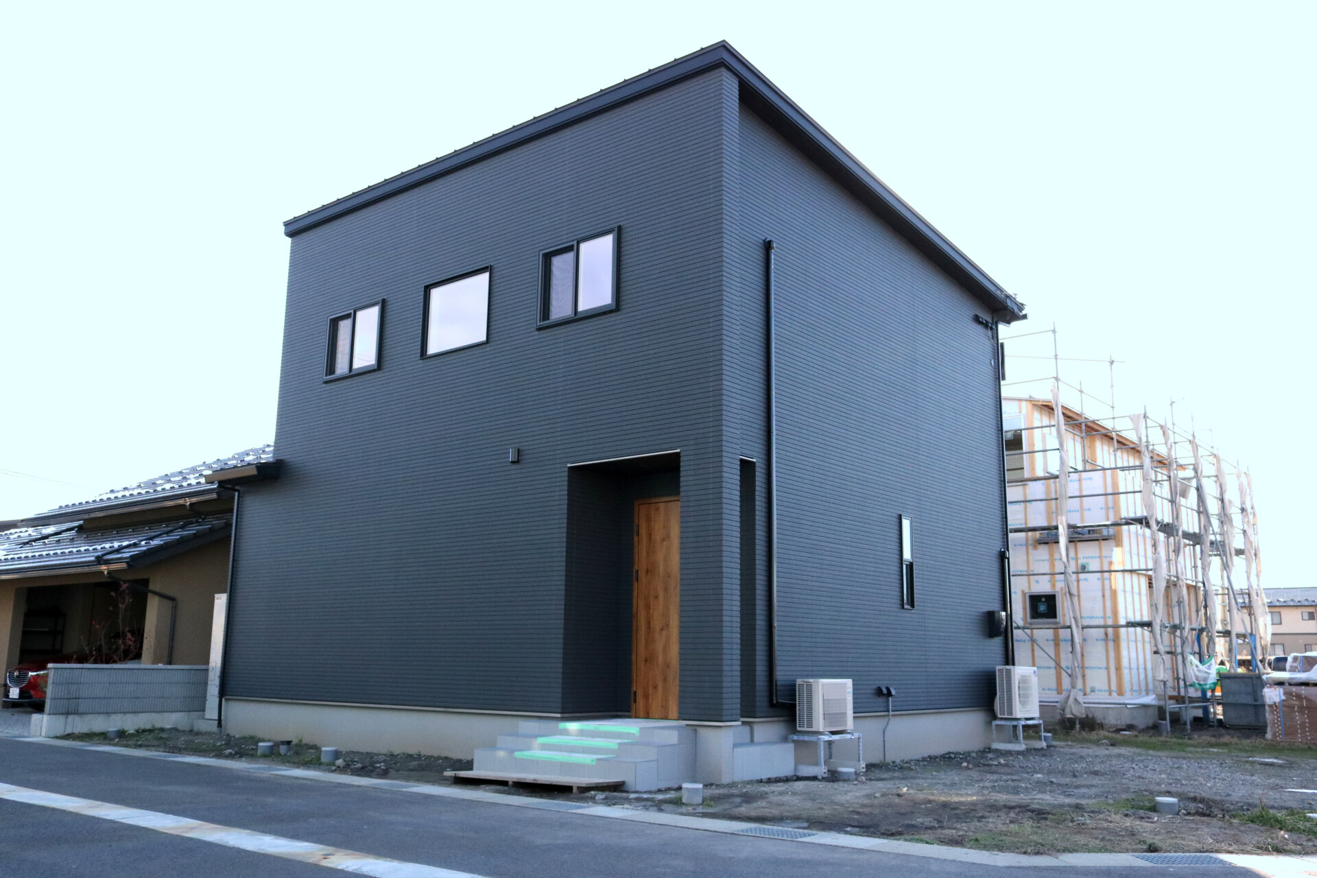 シックなナチュラルスタイルを採用した収納上手な家