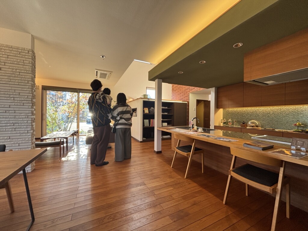 外は寒いですが、展示場の中は暖かいです！