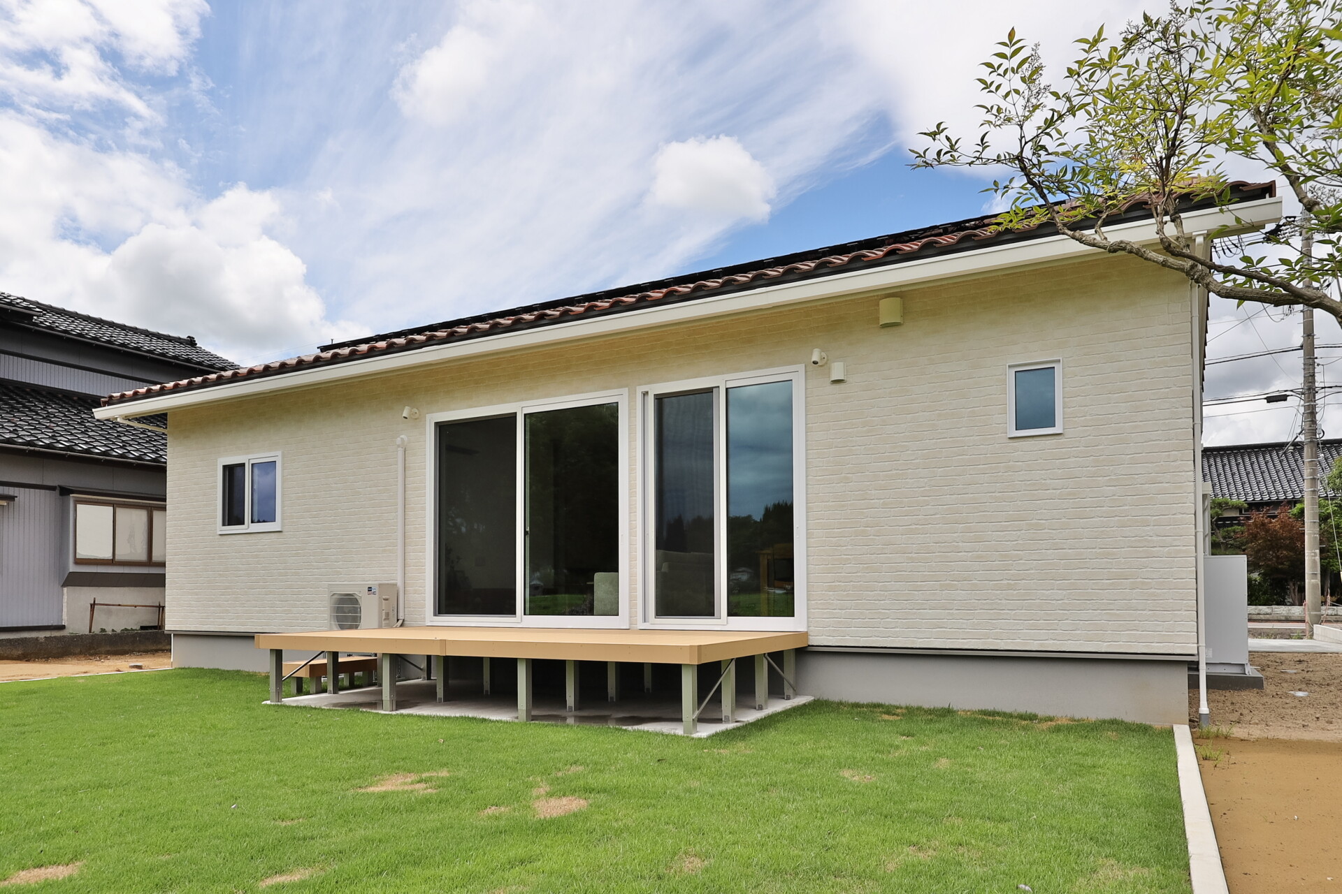 田園風景を日常に取り込んだ、南欧風の平屋