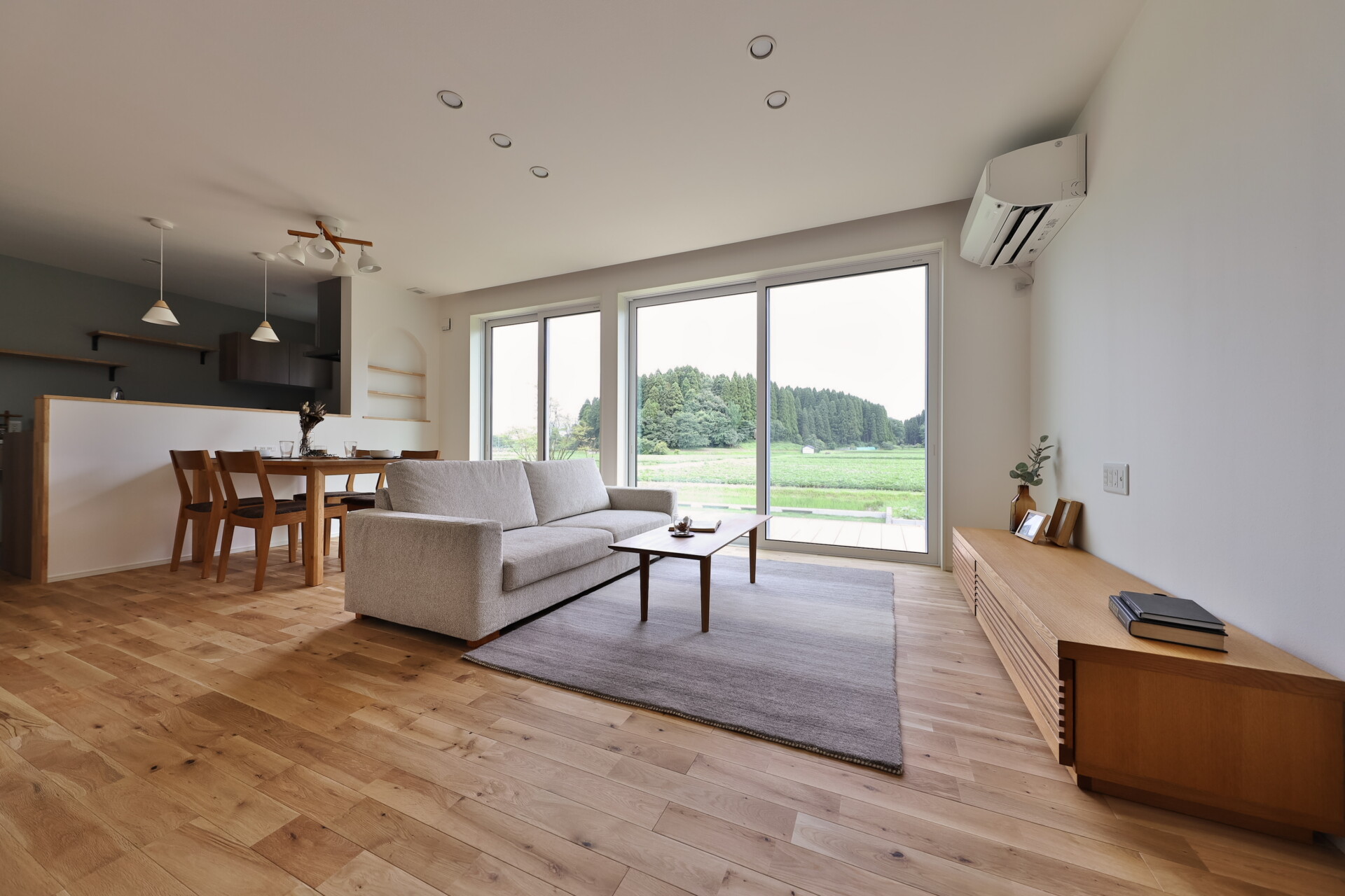 田園風景を日常に取り込んだ、南欧風の平屋