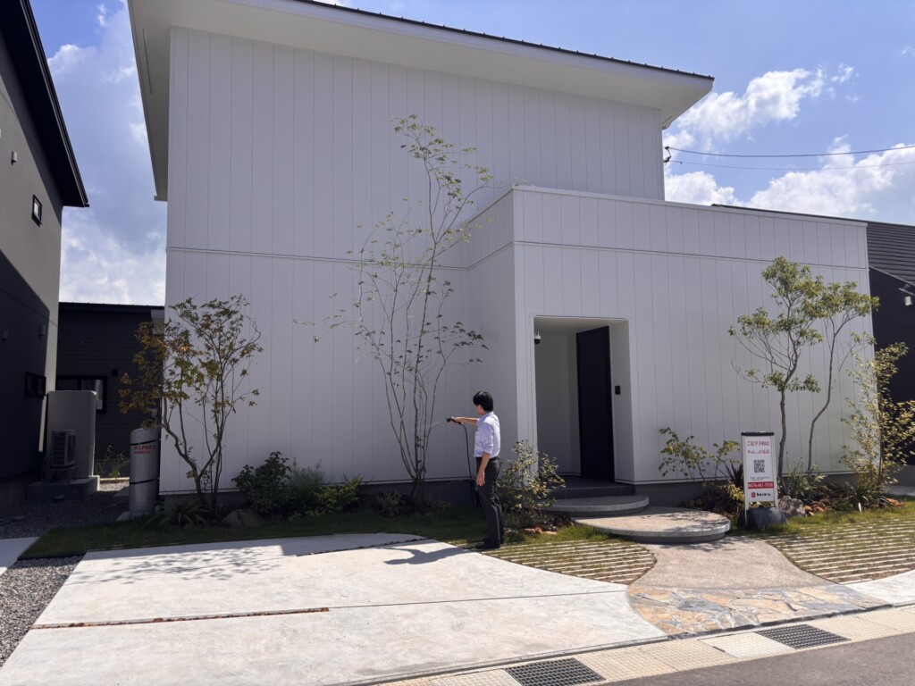 街なか展示場水やりの様子